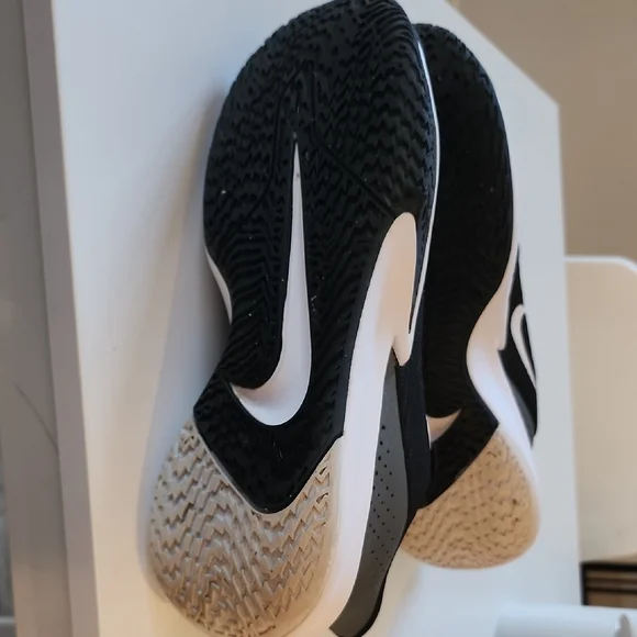 Nike Black and White Athletic Shoes - Picture 4 of 10